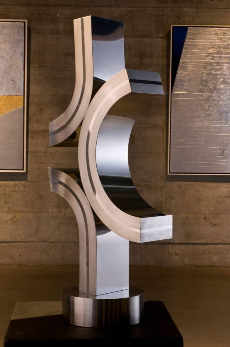 escultura em aço metalizado com formas circulares, do artista Yutaka Toyota, chamada espaço tensão