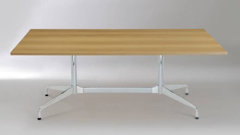 mesa com pernas de inox e tampo de mdf em cor de madeira tom bege, ambiente cinza claro