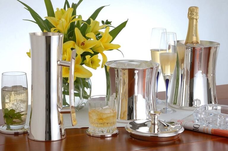 pratarias, copa com bebidas, arranjo de flores, garrafa de champagne e arranjo de flores, em superfície de madeira