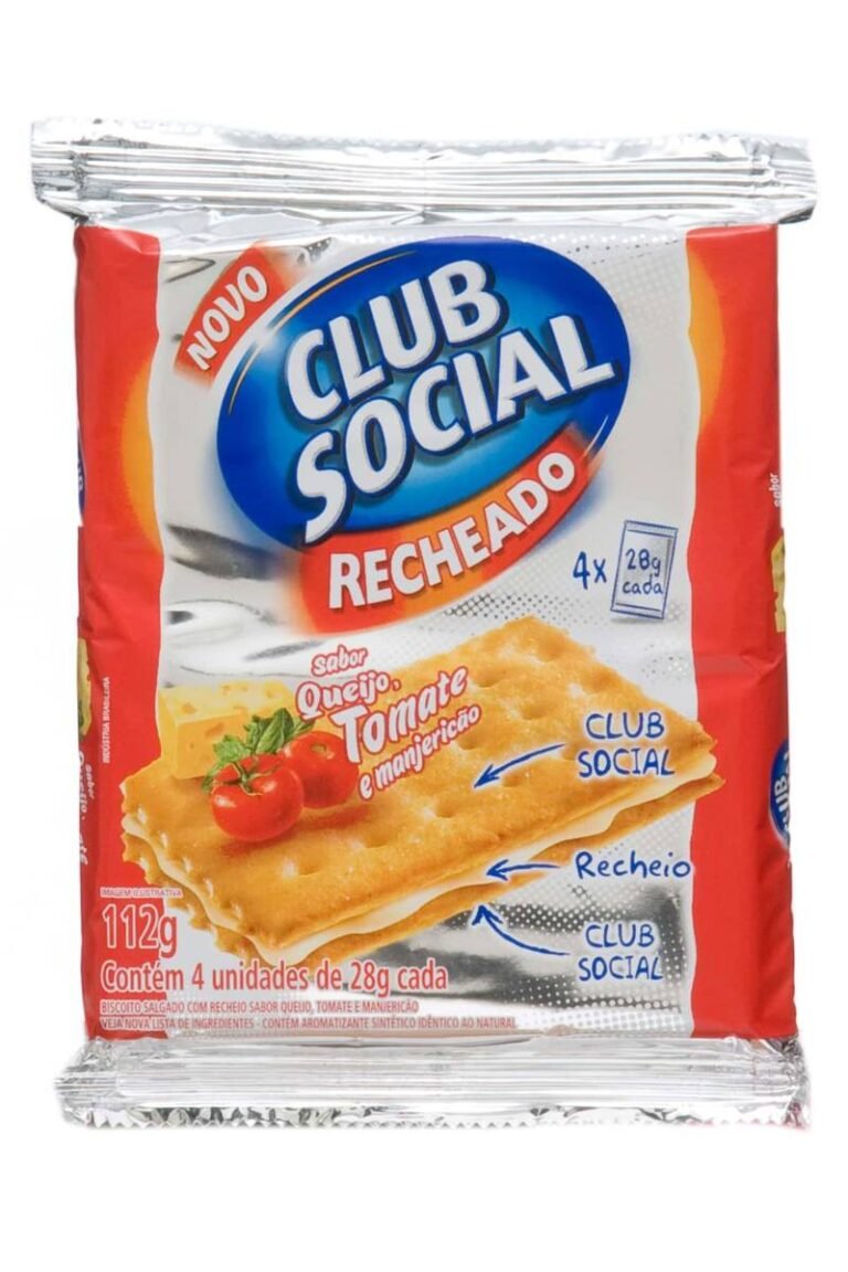embalagem metalizada de clube social recheado sabor queijo, tomate e manjericão, sobre fundo branco