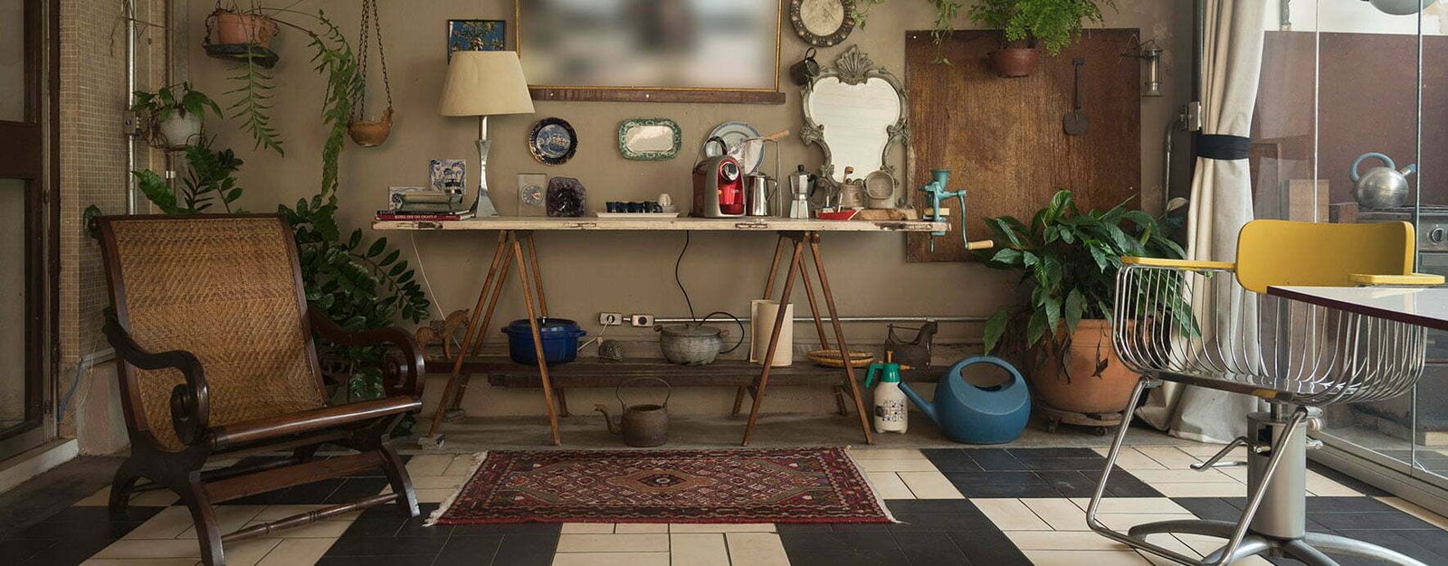 Área xterna de apoio ao estúdio fotográfico com poltrona tailandesa e mesa com café