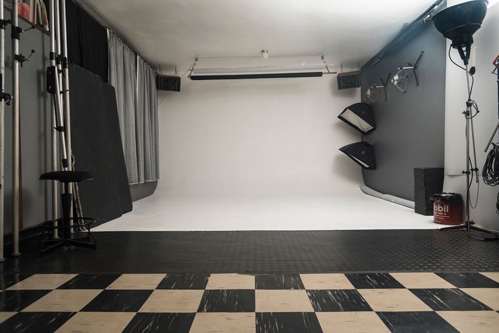 Estúdio fotográfico com um fundo infinito pintado de branco